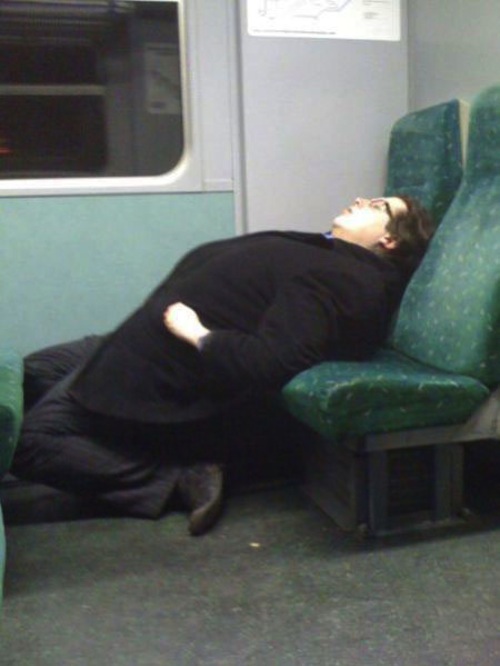 funny people, people sleeping, fall asleep, fall asleep instantly, fall asleep fast, people sleeping in public, funny vids, funny pictures, funny photos, funny pics, people who can fall asleep anywhere, people than can fall asleep anywhere