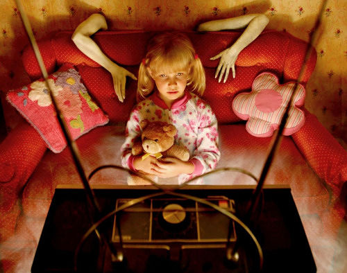 little kids in horror photos, scary photos, creepy photos, scary pictures, scary pics, scary picture, cool pictures, cool picture, cool photo, cool photos, photographer puts daughters in horror photos, joshua hoffine, horror photography