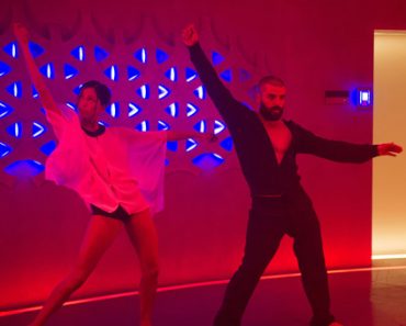 oscar isaac, dance, ex machina dance scene, oscar isaac ex machina, ex machina dance moves, ex machina dance sequence, ex machina kyoko dance, oscar isaac dance in ex machina, ex machina dance floor, oscar isaac dance ex machina song