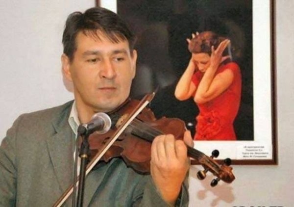 silly-pictures-of-playing-violin-painting-covering-ears.jpg