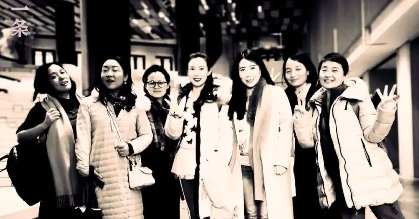 Seven best friends buy a mansion in China