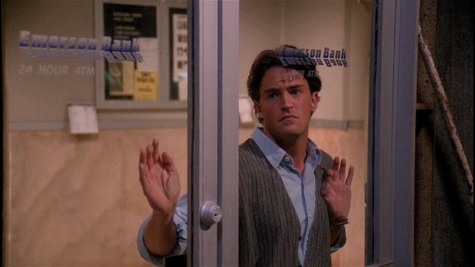 Matthew Perry, friends, Matthew Perry finger, Matthew Perry missing finger, is Matthew Perry missing his finger, Matthew Perry 2019, Matthew Perry age, Matthew Perry birthday