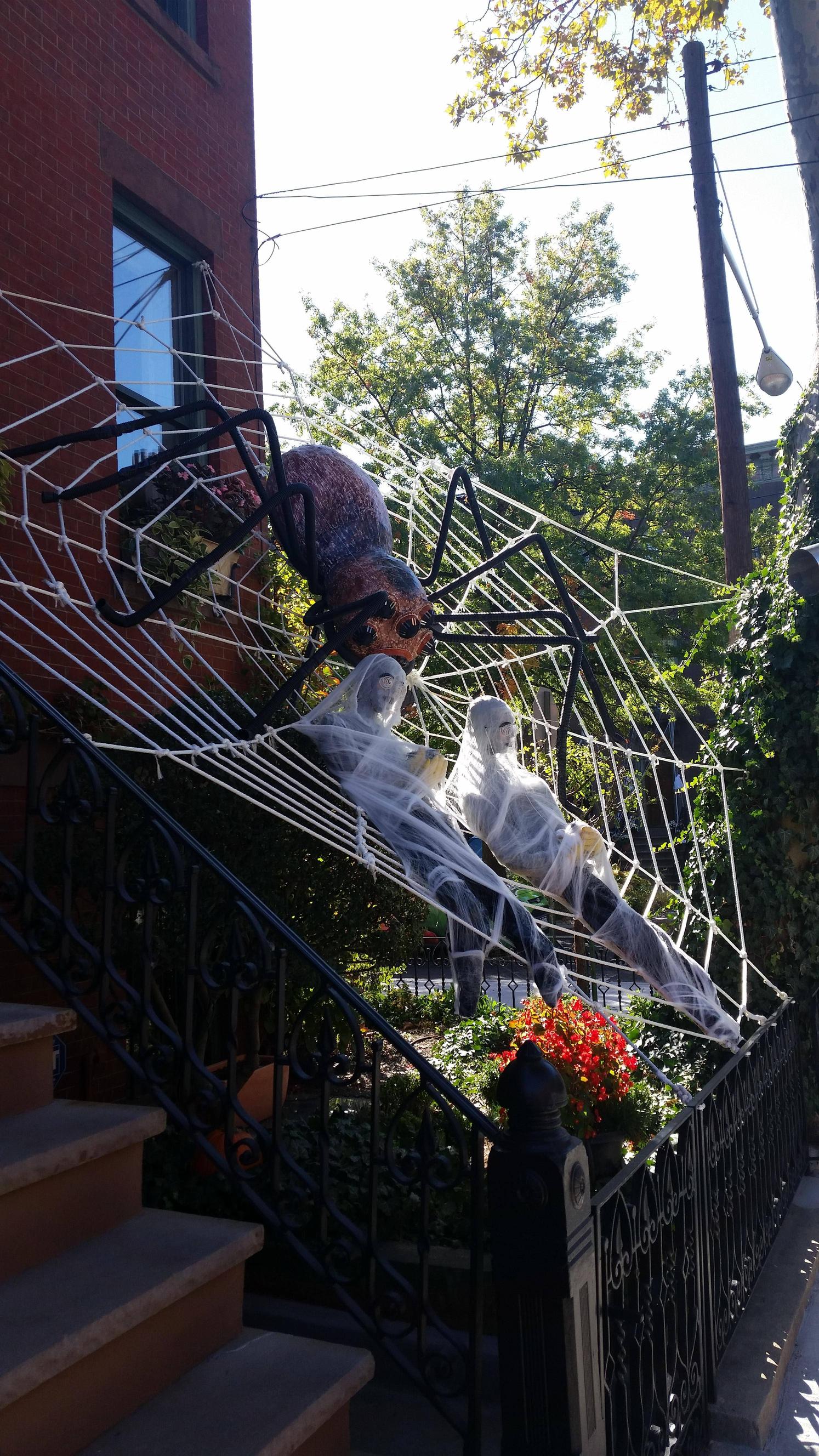 30 Next-Level Scary Halloween Decorations That Freaked Neighbors Out