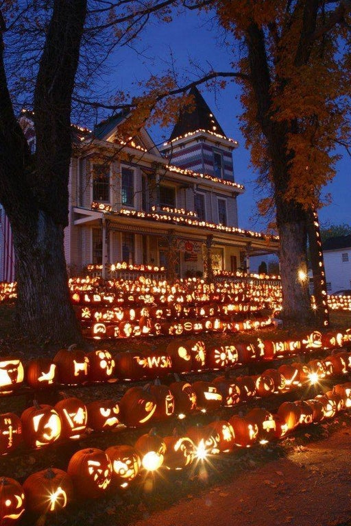 30 Next-Level Scary Halloween Decorations That Freaked Neighbors Out