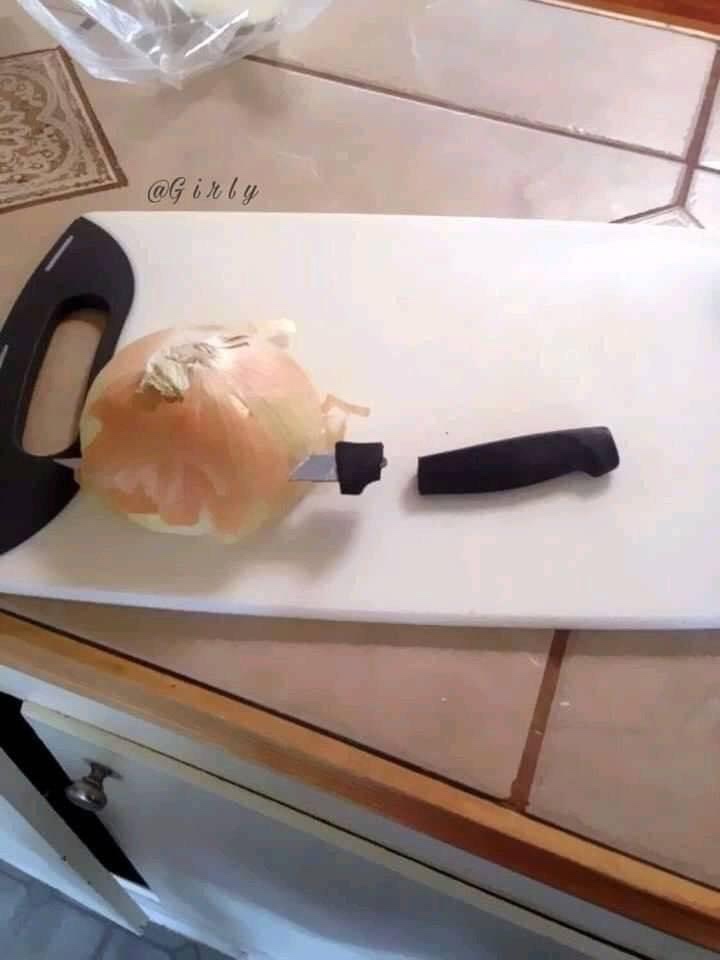 onion cutting fail, onion knife fail, cutting onion fail, broken knife fail, cutting board knife fail, knife broke while cutting onion, knife breaks cutting onion