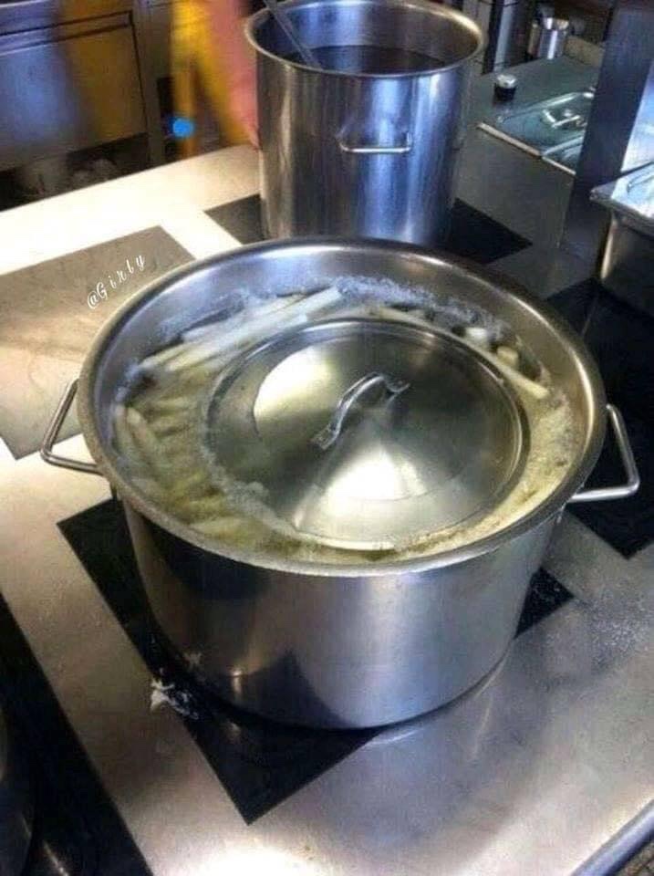 cooking lid fail, cooking lid size fail, funny cooking lid fail, funny cooking lid size fail, wrong lid picture, funny wrong lid, funny wrong lid picture, wrong pot lid, wrong pot lid picture, funny wrong pot lid