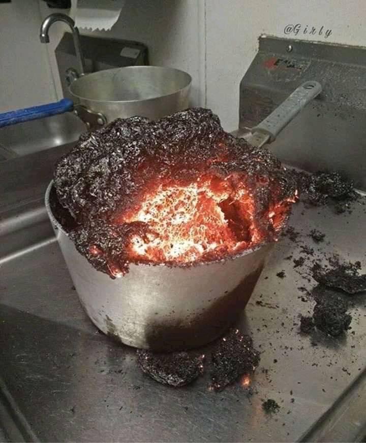 Some People Don't Belong Anywhere Near A Kitchen (24 Cooking Fails)