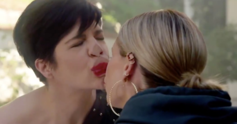 Selma Blair And Sarah Michelle Gellar Recreate Iconic “Cruel Intentions” Kiss With A 2020 Twist