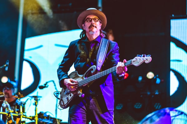 les claypool playing guitar, Primus, Celebrities rude to fans, never meet your heroes, bad celeb encounters, rude famous people, admired celebs, never meet your heroes
