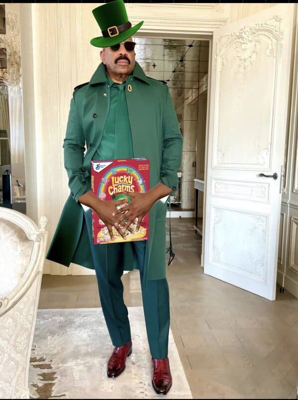 People Can't Stop Making Hilarious Memes About Steve Harvey's Green Suit  (17 Pics)