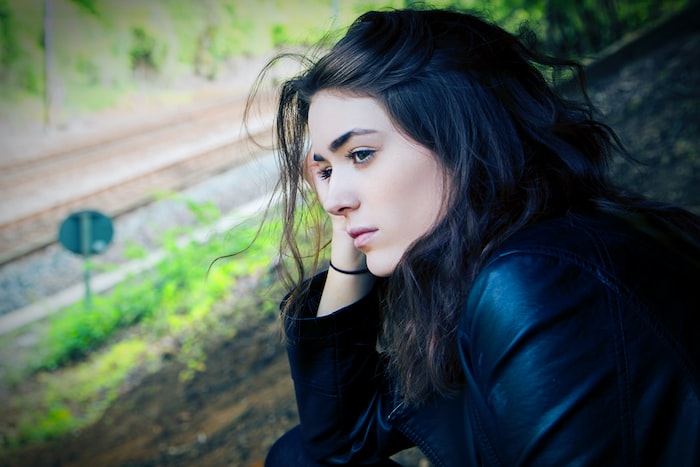 woman sitting outdoor during daytime