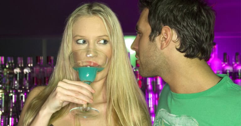 8 Red Flags That Give Away A Master Manipulator Instantly, According To Psychologists